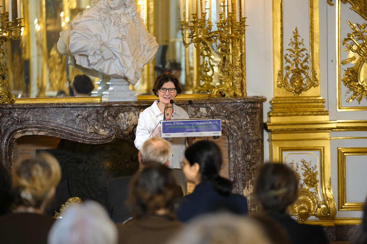 banquedefrance's tweet photo. Remise de prix du concours Bloc-notes éco 2023 : découvrez les 2 lauréats 🏆  

Deux étudiants ont été récompensés le 29/01 à la Galerie dorée par @agnesbq1, sous-gouverneure de la #BanqueDeFrance, dans le cadre de la 5e édition du concours Bloc-notes éco sur le thème "Les effets de l'inflation sur les ménages et les entreprises".  

1er prix : « Inflation mesurée vs subie : l’inégal partage du fardeau »  par  Thaïs Masseï (diplômée de l’ENSAE et étudiante à Sciences Po Paris)  ▶ https://t.co/ZGMBIxESUu

2e prix : «  Impact de l’inflation sur les entreprises vertes et brunes et effet sur la transition verte » par Pedram Pourabbasvafa (doctorant à l’Université Panthéon Sorbonne) ▶ https://t.co/i8BGmztWVr

🎥 Revivez la remise de prix ici ▶ https://t.co/gMzObcutRF