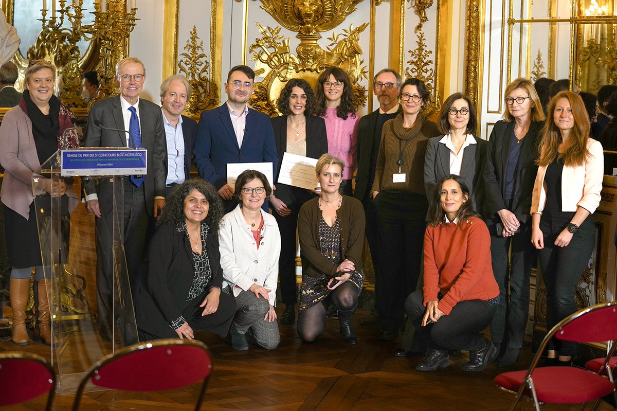 banquedefrance's tweet photo. Remise de prix du concours Bloc-notes éco 2023 : découvrez les 2 lauréats 🏆  

Deux étudiants ont été récompensés le 29/01 à la Galerie dorée par @agnesbq1, sous-gouverneure de la #BanqueDeFrance, dans le cadre de la 5e édition du concours Bloc-notes éco sur le thème "Les effets de l'inflation sur les ménages et les entreprises".  

1er prix : « Inflation mesurée vs subie : l’inégal partage du fardeau »  par  Thaïs Masseï (diplômée de l’ENSAE et étudiante à Sciences Po Paris)  ▶ https://t.co/ZGMBIxESUu

2e prix : «  Impact de l’inflation sur les entreprises vertes et brunes et effet sur la transition verte » par Pedram Pourabbasvafa (doctorant à l’Université Panthéon Sorbonne) ▶ https://t.co/i8BGmztWVr

🎥 Revivez la remise de prix ici ▶ https://t.co/gMzObcutRF