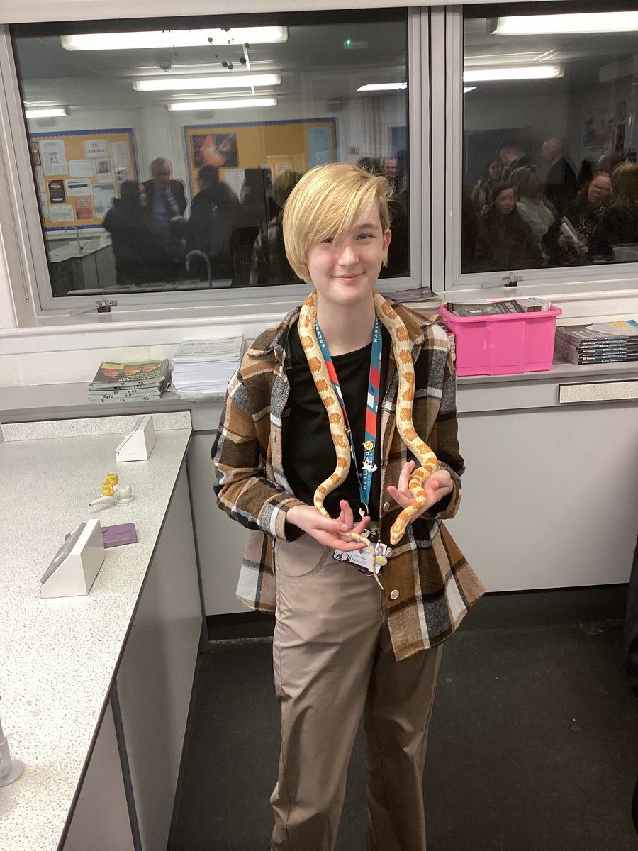HarlingtonUpper's tweet photo. Thank you to everyone who joined us for our Year 9 into 10 GCSE Options Evening. A huge thank you also goes to our student volunteers that helped out in each departmentπ Goblino the snake proved very popular! #GCSEoptions #decisions https://t.co/L5JpJLNMik