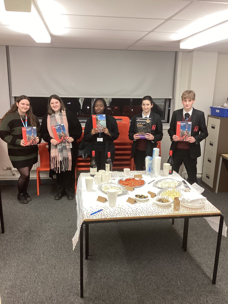 HarlingtonUpper's tweet photo. Thank you to everyone who joined us for our Year 9 into 10 GCSE Options Evening. A huge thank you also goes to our student volunteers that helped out in each departmentπ Goblino the snake proved very popular! #GCSEoptions #decisions https://t.co/L5JpJLNMik