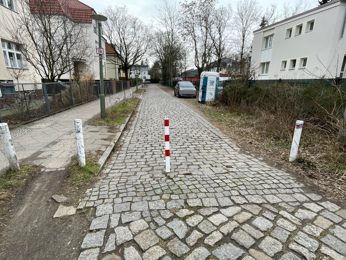 BikerPankow's tweet photo. Allen Unkenrufen zum Trotz steht der Poller am #Majakowskiring noch … dafür fehlt jetzt einer am #Güllweg. #Pollergate #Pankow https://t.co/FY0NRggnB4