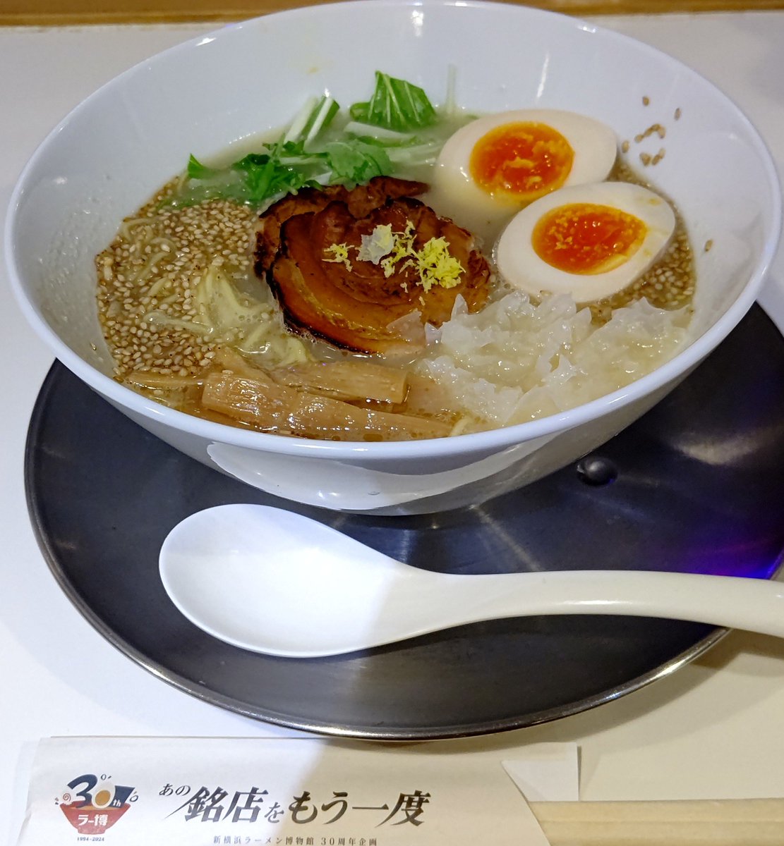 GyWk31's tweet photo. #ラーメン博物館
#RYUS NOODLE BAR

🍜この時間帯は、いつも空いているのに最近ラー博は賑わってます！

🍜札幌の「すみれ」は凄い行列。

🍜予定変更して「RYUS」さんへ🏃
鶏白湯と野菜ポタージュの初めての味わい+焦がしチャーシュー+白きくらげが最高😋💕流石、🇨🇦カナダの人気店。

最後にお参り🙏 https://t.co/L3hIyPlOis