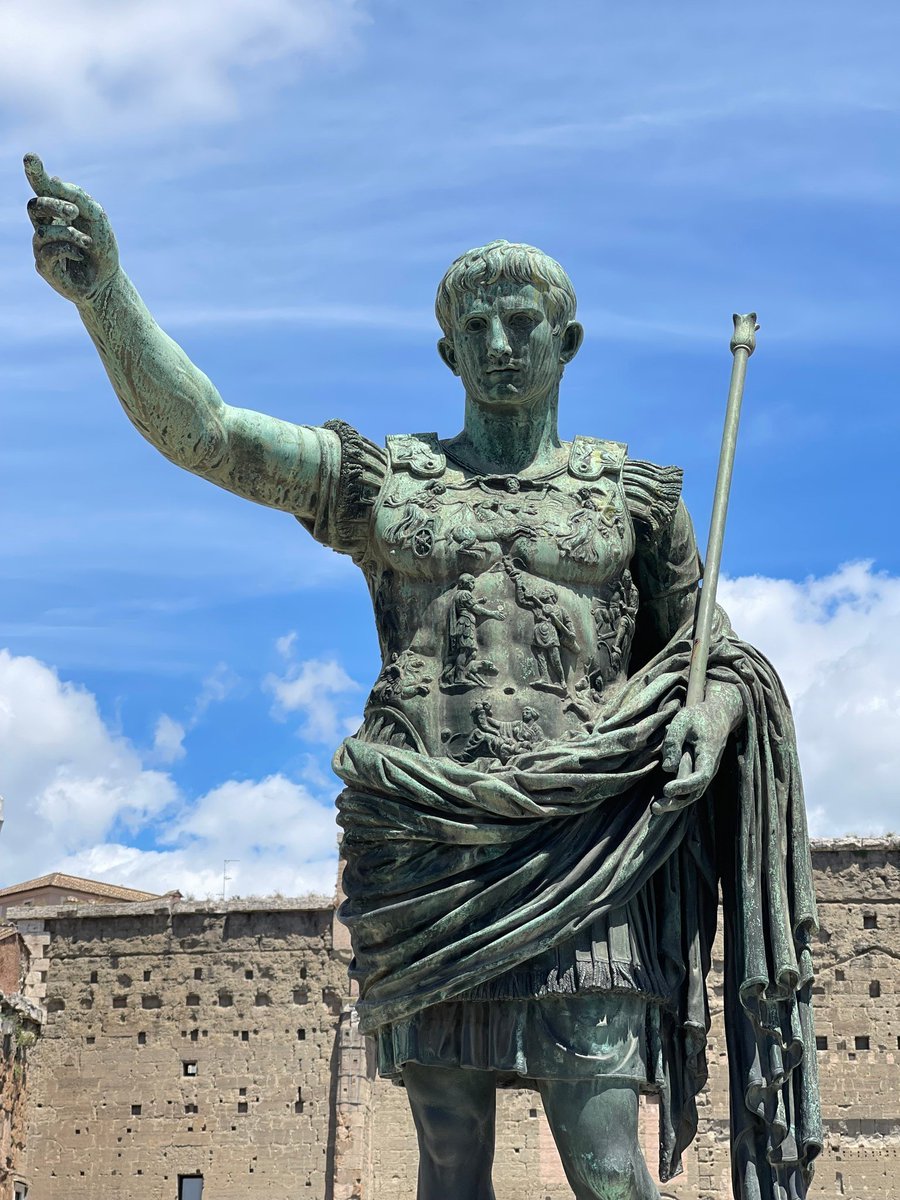 SE REMPLACER LES UNS APRÈS LES AUTRES

'Nous devons compenser la condition d'une nature mortelle par la succession ininterrompue des générations, comme les flambeaux qu'on se passe de main en main'. 

#DiviFiliusAugustus 
#Rome 🏛️ 

#DominiqueVenner 
'Le choc de l'Histoire'