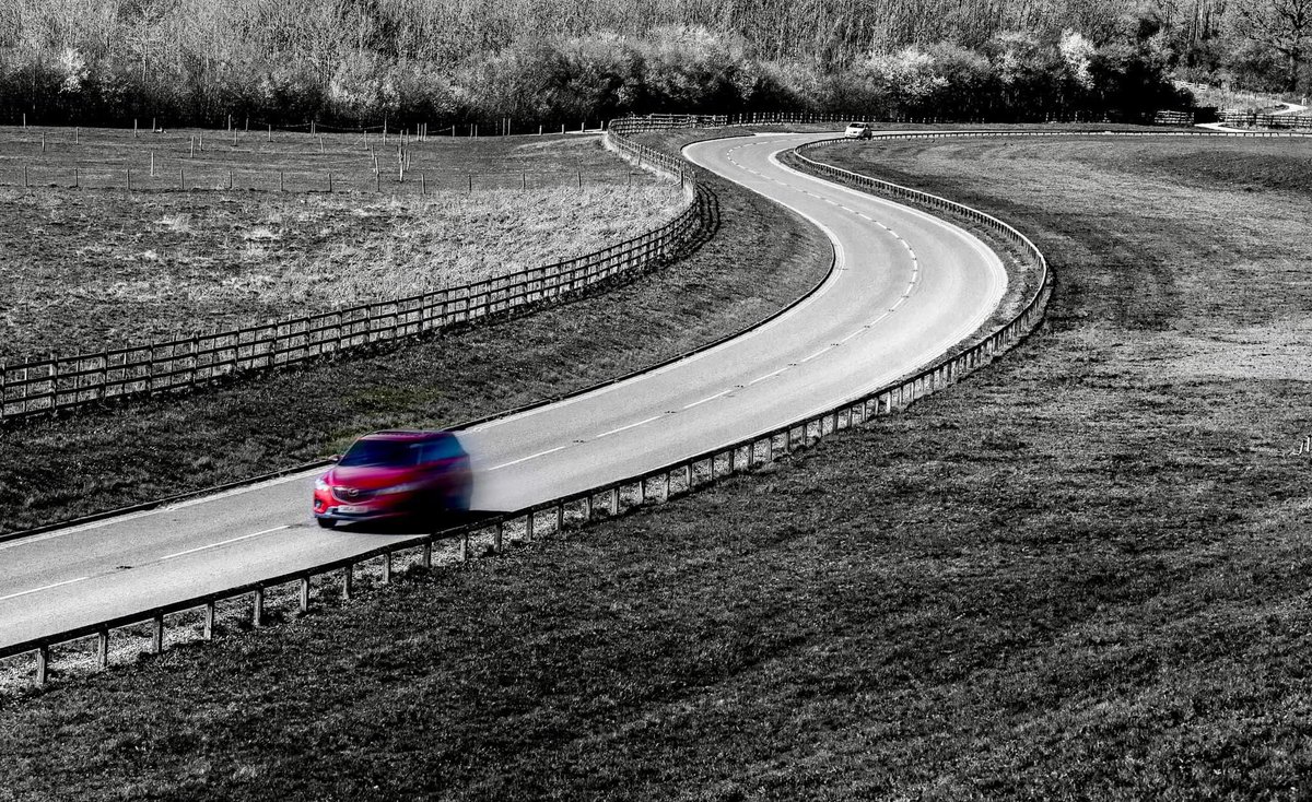 S
#sbend #longandwindingroad #car #speed #rawphotography #spotcolour #shotoncanon