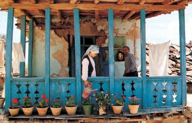 #노시네마_노베어스 코케르 3부작의 마지막 작품 영화 <그리고 삶은 계속된다>를 촬영 중인 현장. 감독 모하마드는 단역으로 벽돌공 호세인을 급하게...