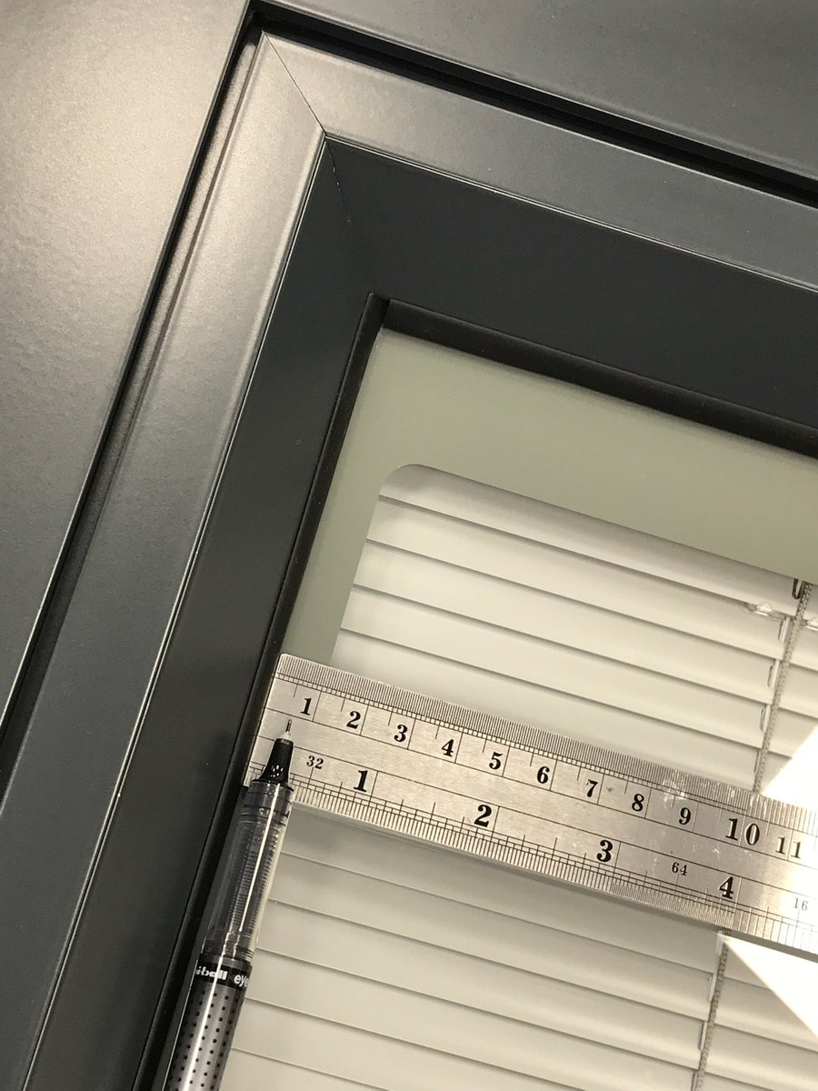 The various photos shown here show the difference between the barebones integral Blinds (retro look) and the fully dressed look.

With the bare bones look, you can see the internal profile engineering, the mecanical joints between the head rails and side profiles, whereas with