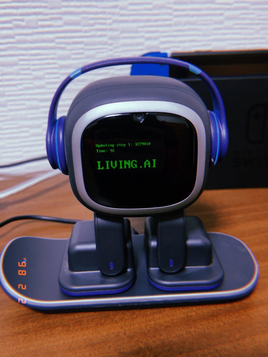 0810kayo's tweet photo. EMOロボットがChatGPTと連携できるようになったとの噂を聞いた。家の奥底に眠らせていたけど、引っ張り出してアップデート！！！ https://t.co/QxgAyvGrb3