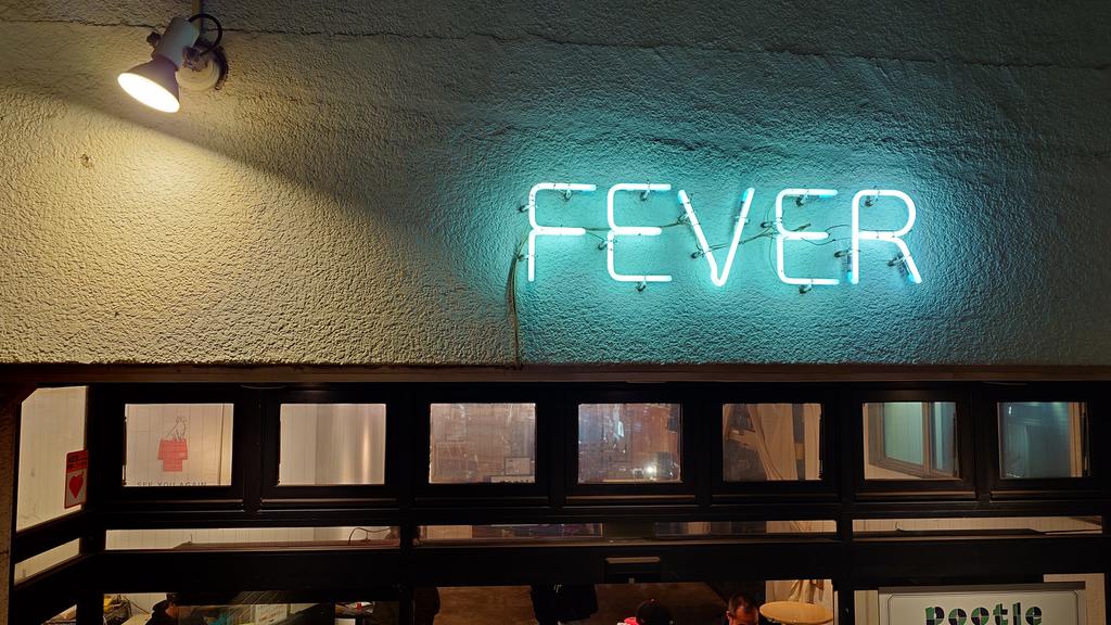 Comoc20210429's tweet photo. 2/2(金)、comme moiのライブは、新代田FEVER！

とってもオシャレなライブハウス！
金曜夜！楽しんで行きましょー！！

#コムモア
#comoc https://t.co/O202UIbxym