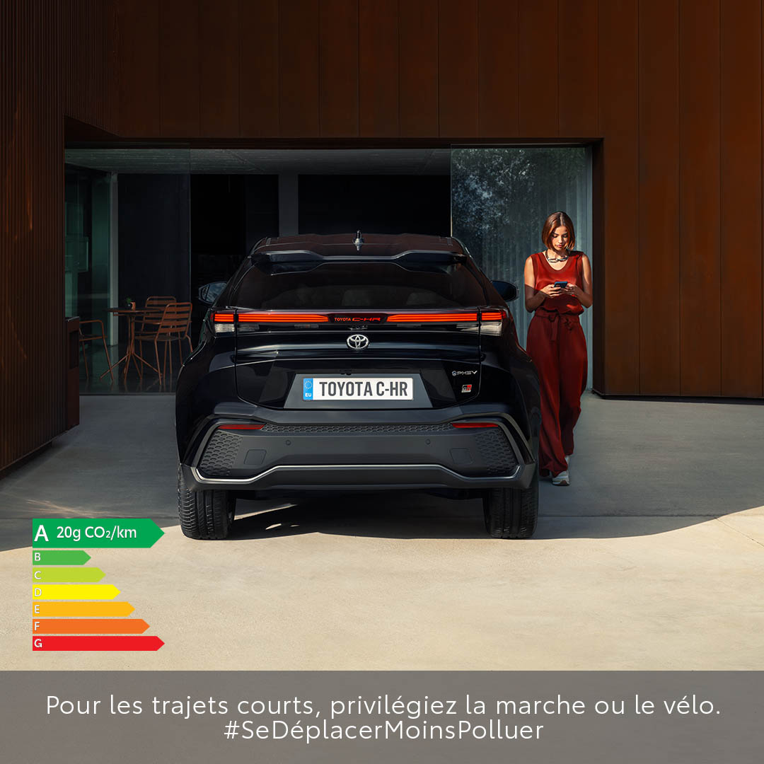 Le nouveau Toyota C-HR s’affranchit de toutes les règles. Il se démarque par son design extérieur alliant le style d’un coupé à son esprit audacieux et novateur. Pour en savoir plus 👉 urlr.me/nXTQy Au quotidien, prenez les transports en commun. #SeDéplacerMoinsPolluer