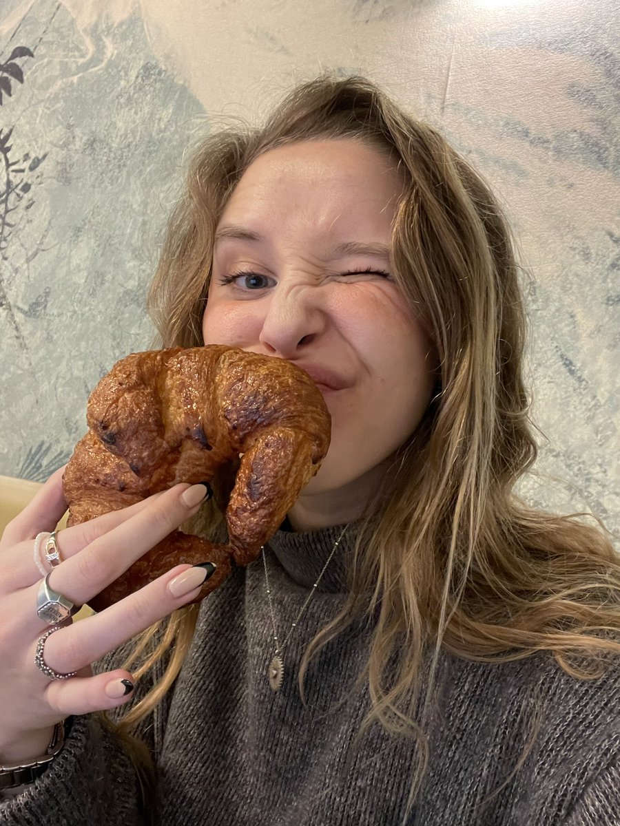Carlotaac16's tweet photo. Le croissant 🫶🏻🥐 https://t.co/vmPiQEK1CO