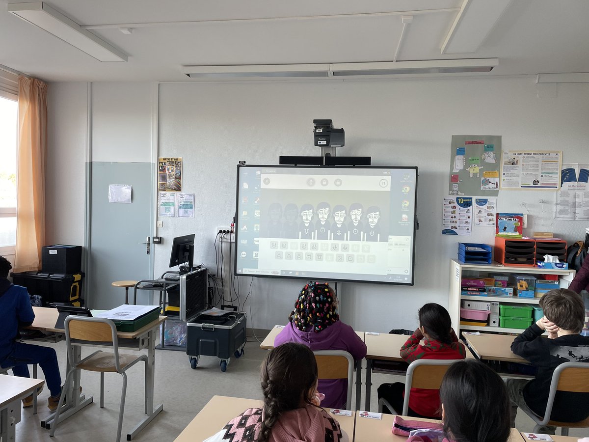 NiogretVitry's tweet photo. Le test de la séquence podcasts continue en classe avec la création du jingle pour la classe. https://t.co/BiG26Ps49f