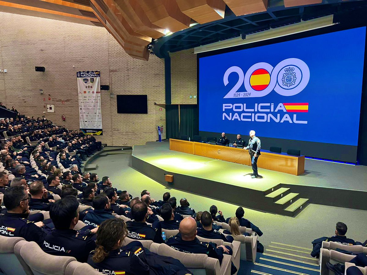 PoliciaEscuela's tweet photo. Lideradas por el jefe de la #DFyP, se ha organizado, en el auditorio de la @PoliciaEscuela, unas jornadas del ejercicio del mando para #EE👮🏻‍♂️💙

Por los responsables de unidades de la @policia se han tratado temas como: liderazgo, motivación, entrega, lealtad, disciplina…☺️👏 https://t.co/cpJYXbga1v