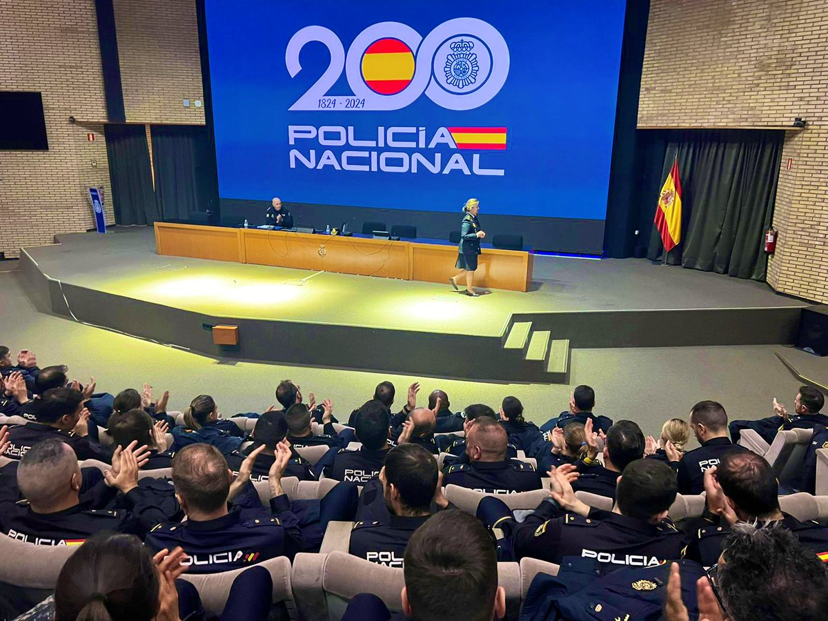 PoliciaEscuela's tweet photo. Lideradas por el jefe de la #DFyP, se ha organizado, en el auditorio de la @PoliciaEscuela, unas jornadas del ejercicio del mando para #EE👮🏻‍♂️💙

Por los responsables de unidades de la @policia se han tratado temas como: liderazgo, motivación, entrega, lealtad, disciplina…☺️👏 https://t.co/cpJYXbga1v