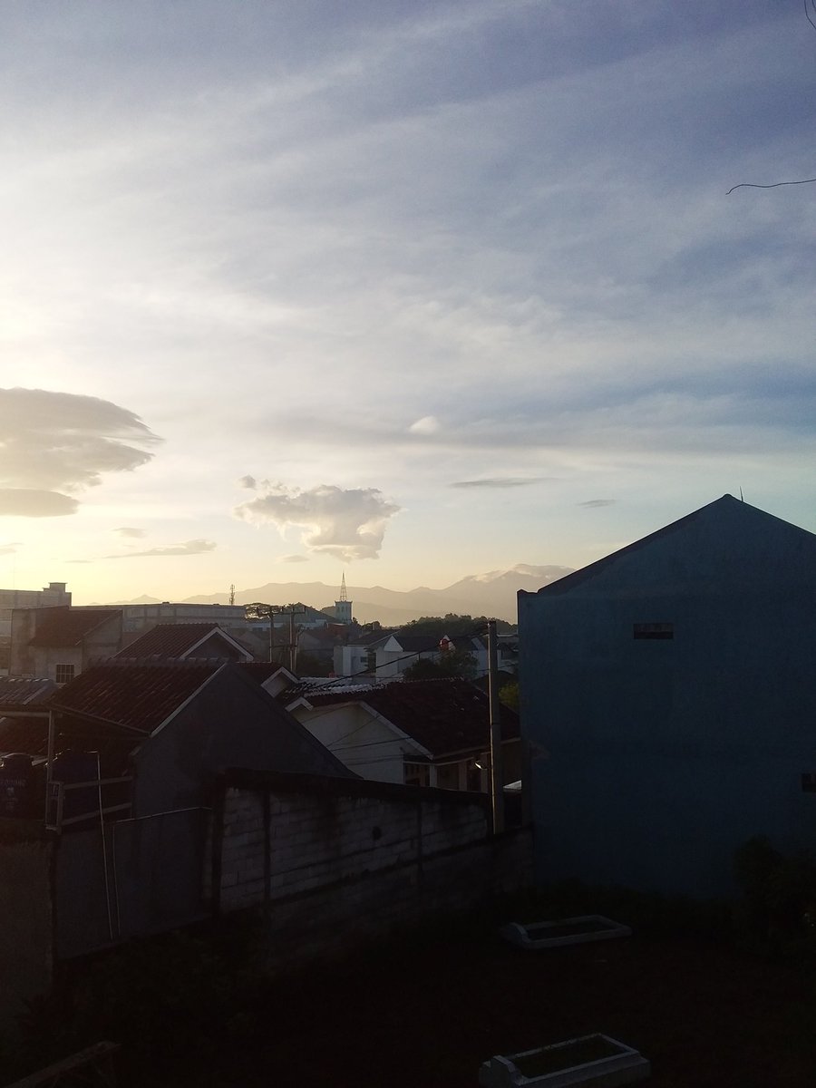 Kenapa hidup orang lain terlihat lebih baik? Kenapa harus orang lain?