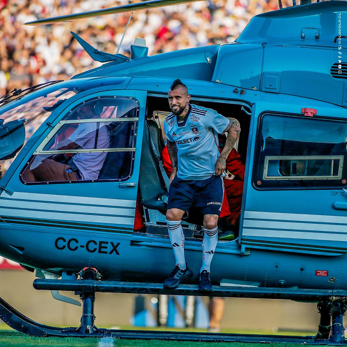 ManuHeredia21's tweet photo. Voy con un minihilo de la presentación de Arturo Vidal con @ColoColo. Sencillamente, una de las mejores presentaciones de la historia de un jugador de fútbol. 

🧵👑🚁🐴🇨🇱: https://t.co/6wen5EVFXJ