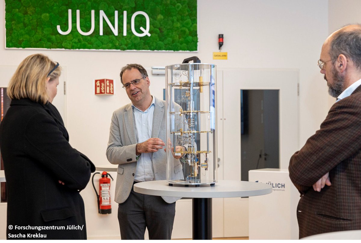 This week, a State Secretary from @BMBF_Bund visited @fz_juelich to find out more about the transfer between #science & #industry - including #quantum #research. This was a perfect opportunity for #QSolid coordinator @fwilhelm to present our project❗️ 👉 linkedin.com/posts/forschun…