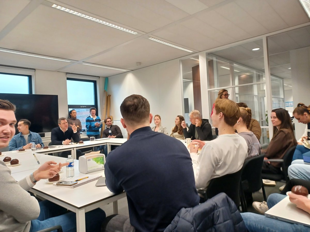 Tweede dag werkzaam als verbindingsregisseur voor het Centre of Expertise veiligheid en veerkracht <a href="/AvansHogeschool/">Avans Hogeschool</a> en nu al aanwezig bij een pracht voorbeeld waar onderzoek en onderwijs samenkomen. Bij ons afstudeeratelier ondermijning letterlijk met de benen buiten!