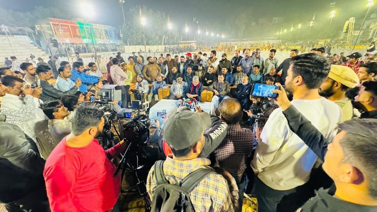 AnisMQM's tweet photo. ڈپٹی کنوینر ایم کیو ایم پاکستان انیس احمد قائمخانی جلسہ گاہ قلعہ گراؤنڈ حیدرآباد میں پریس کانفرنس سے گفتگو کرتے ہوئے۔۔!!
اس موقع پر اراکینِ رابطہ کمیٹی سہیل مشہدی، ایڈوکیٹ دلاور قریشی، اراکین سندھ تنظیمی کمیٹی حیدرآباد ڈسٹرکٹ کے اراکین بھی موجود۔
#AnisKaimkhani #MQMPakistan #Hyderabad #jalsa #VoteForKite #Elections2024