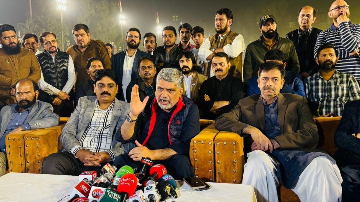 AnisMQM's tweet photo. ڈپٹی کنوینر ایم کیو ایم پاکستان انیس احمد قائمخانی جلسہ گاہ قلعہ گراؤنڈ حیدرآباد میں پریس کانفرنس سے گفتگو کرتے ہوئے۔۔!!
اس موقع پر اراکینِ رابطہ کمیٹی سہیل مشہدی، ایڈوکیٹ دلاور قریشی، اراکین سندھ تنظیمی کمیٹی حیدرآباد ڈسٹرکٹ کے اراکین بھی موجود۔
#AnisKaimkhani #MQMPakistan #Hyderabad #jalsa #VoteForKite #Elections2024