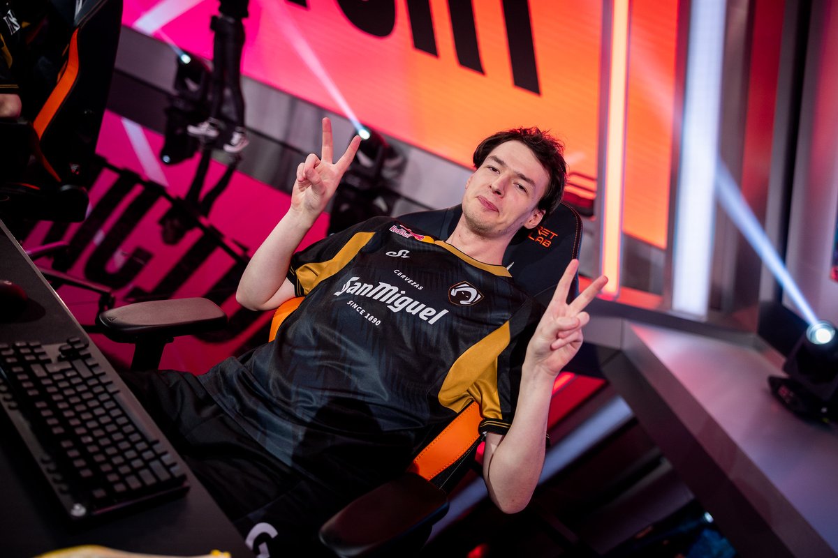 LVPes's tweet photo. ¡Estamos en directo con el primer partido de los playoffs de LEC! 
Os quiero ver a todos apoyando al tetón @Flakked_LoL en el chat.

🔥 @TeamHeretics contra @TeamBDS 🔥

#LECInvierno | https://t.co/SUKeqOzJaF https://t.co/AIIlO0iCCg
