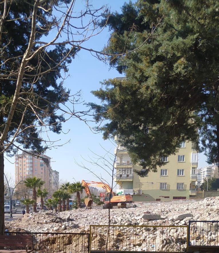 3evladımı kaybettiğim ezgi apartmanı temel enkazında daha ilk duruşma bile görülmeden,kepçeler dolaşıyor. Yarın birgün ek delil gerekirse “tespit edilemedi “ denilecek. <a href="/TCkahramanmaras/">Kahramanmaraş Valiliği</a> izni olmadan bu kepçe neden burada <a href="/buyuksehirkm/">Kahramanmaraş Büyükşehir</a>