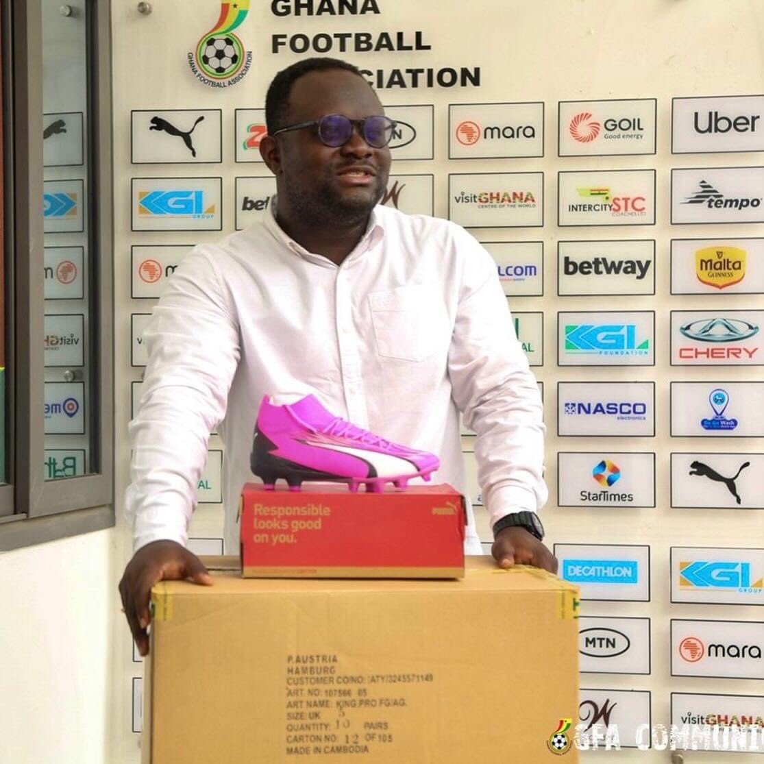 samboad_'s tweet photo. Yesterday Kwasi Danso Osei Ofori-Atta and I were at Ghana Football Association Secretariat to receive football boots, balls etc for the second round of the 2023/24 Malta Guinness Women’s Premier League season on behalf of @berryladiesfc &amp; @kusaladiesfc 

#samboad 
#KONEKTALBUM https://t.co/FcQIV0mI7z