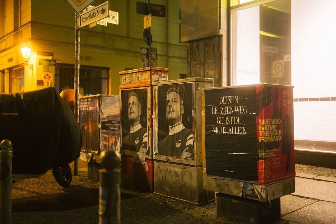 kurvenhelden's tweet photo. 🔵⚪️ „Deinen letzten Weg gehst du nicht allein“ - Herthaner plakatierten den Verstorbenen Präsidenten Kay Bernstein an verschiedenen Orten in der Hauptstadt. Ruhe in Frieden 🕯️
_____
#hertha #herthabsc #berlin #kaybernstein #ostkurve https://t.co/mk72igYW9x