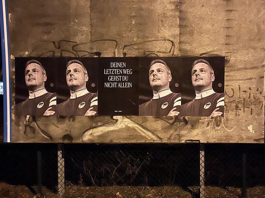 kurvenhelden's tweet photo. 🔵⚪️ „Deinen letzten Weg gehst du nicht allein“ - Herthaner plakatierten den Verstorbenen Präsidenten Kay Bernstein an verschiedenen Orten in der Hauptstadt. Ruhe in Frieden 🕯️
_____
#hertha #herthabsc #berlin #kaybernstein #ostkurve https://t.co/mk72igYW9x