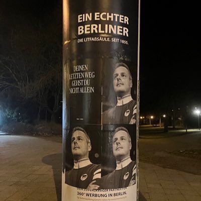 kurvenhelden's tweet photo. 🔵⚪️ „Deinen letzten Weg gehst du nicht allein“ - Herthaner plakatierten den Verstorbenen Präsidenten Kay Bernstein an verschiedenen Orten in der Hauptstadt. Ruhe in Frieden 🕯️
_____
#hertha #herthabsc #berlin #kaybernstein #ostkurve https://t.co/mk72igYW9x