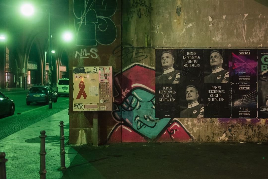 kurvenhelden's tweet photo. 🔵⚪️ „Deinen letzten Weg gehst du nicht allein“ - Herthaner plakatierten den Verstorbenen Präsidenten Kay Bernstein an verschiedenen Orten in der Hauptstadt. Ruhe in Frieden 🕯️
_____
#hertha #herthabsc #berlin #kaybernstein #ostkurve https://t.co/mk72igYW9x
