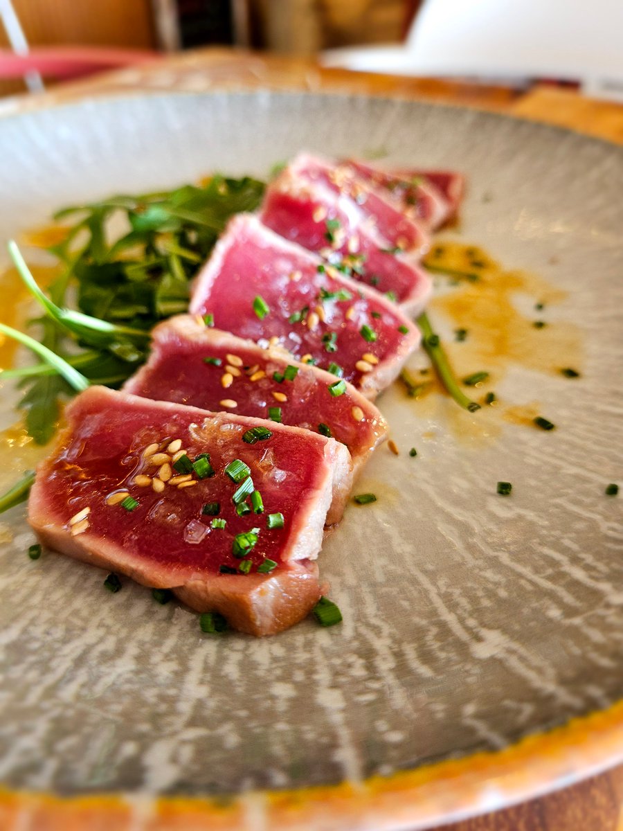 Tataki 💛 Atún rojo de la mejor calidad preparado con mucho, mucho mimo.

✔️ En La Chancla, en pleno corazón de Pedregalejo... Tu pedacito de Mediterráneo.