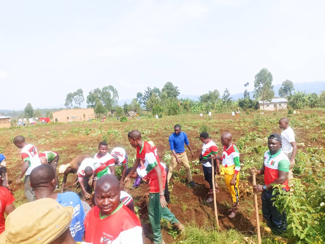 CnddFddButanyer's tweet photo. 1/02/2024 Mu gutera intege urwaruka ruri ku kivi Umunyamabanga ajejwe imihari ikomoka ku mugambwe @CnddFdd mu ntara ya #Butanyerera yifatanije n''urwaruka ruri muri #Ajadebu yo ku mutumba #Maruri zone #Gashikanwa Komine #Tangara mu kwimbura umurima w'ibiraya
@R_Ndikuriyo https://t.co/6r1AItdcuQ