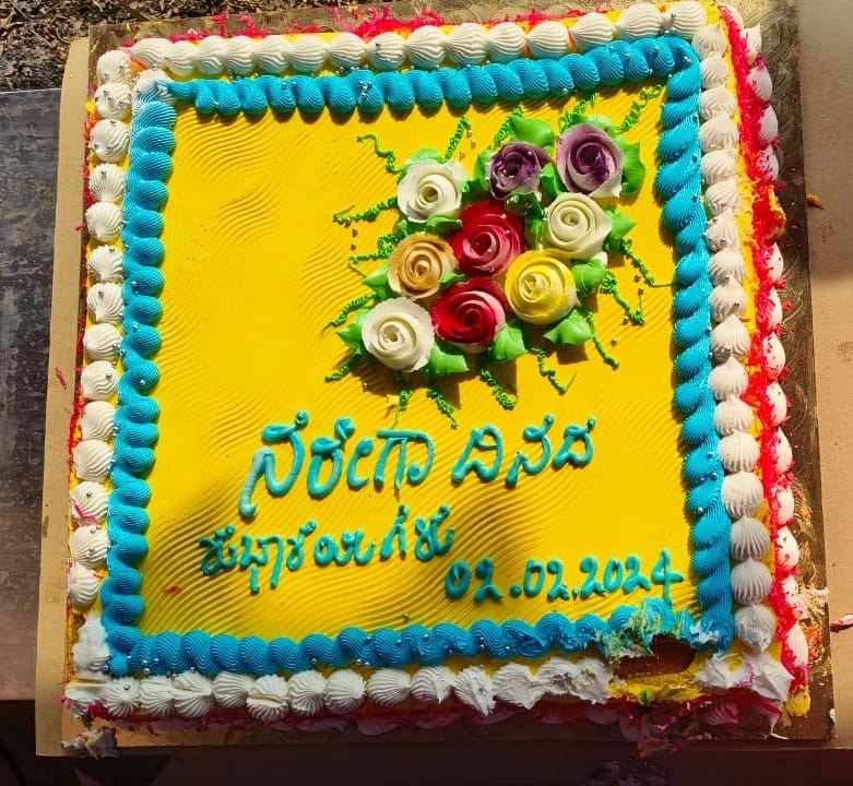 MgnregsChn's tweet photo. #ಮಹಾತ್ಮ_ಗಾಂಧಿ_ನರೇಗಾ ಯೋಜನೆಯ #ನರೇಗಾ_ದಿವಾಸ ಕಾರ್ಯಕ್ರಮವನ್ನು  ಯಳಂದೂರು ತಾಲ್ಲೂಕಿನ ಕೆಸ್ತೂರು ಗ್ರಾಮ ಪಂಚಾಯಿತಿಯ ಚೆನ್ನ���್ಪನಕಟ್ಟೆಯಲ್ಲಿಂದು ಗ್ರಾಮ ಪಂಚಾಯಿತಿ ಮತ್ತು  #ಗ್ರಾಮೀಣ_ಕೂಲಿ_ಕಾರ್ಮಿಕ_ಸಂಘದ ವತಿಯಿಂದ  ಆಯೋಜಿಸಿರುವ ನರೇಗಾ ದಿವಾಸ
ಕಾರ್ಯ ಕ್ರಮವನ್ನು  ಸಹಾಯಕ ನಿರ್ದೇಶಕರು (ಗ್ರಾ.ಉ) ಕೇಕ್ ಕತ್ತರಿಸುವ ಮೂಲಕ ಉದ್ಘಾಟಿಸಿದರು. https://t.co/VedUbnaTP2