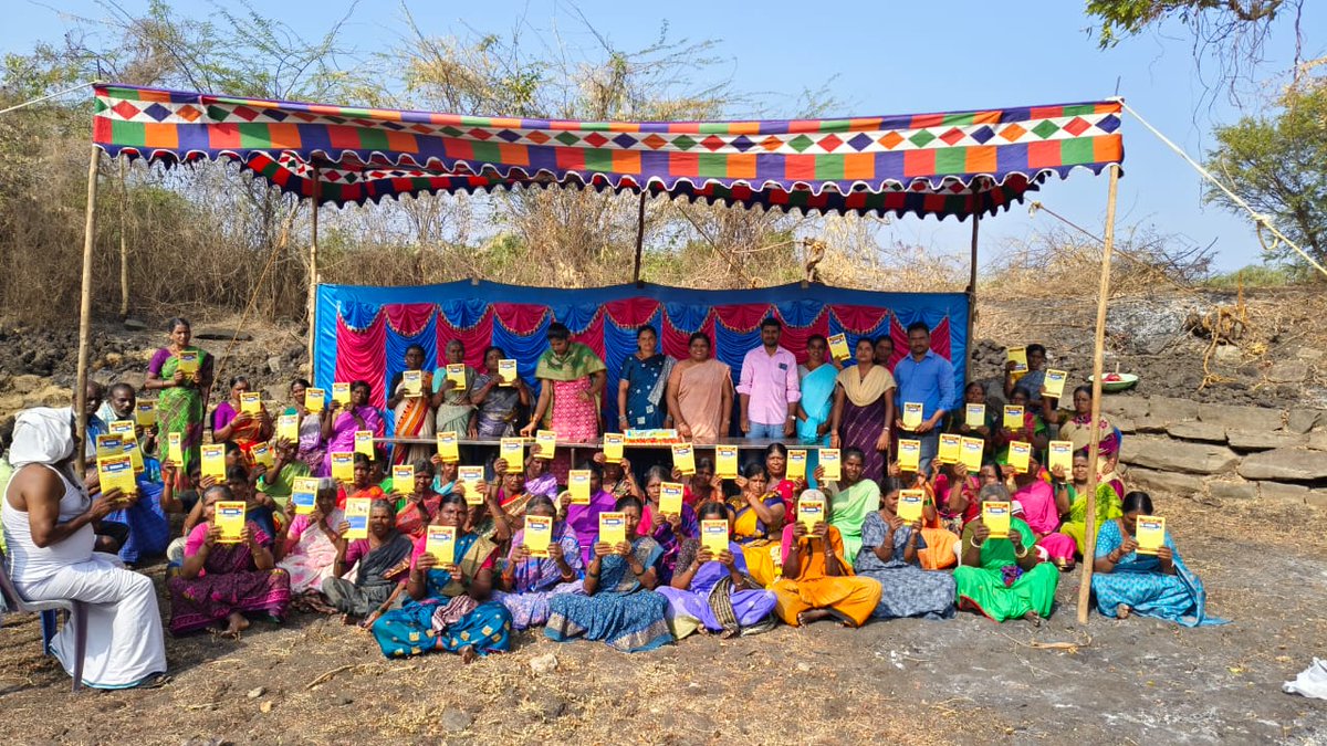 MgnregsChn's tweet photo. #ಮಹಾತ್ಮ_ಗಾಂಧಿ_ನರೇಗಾ ಯೋಜನೆಯ #ನರೇಗಾ_ದಿವಾಸ ಕಾರ್ಯಕ್ರಮವನ್ನು  ಯಳಂದೂರು ತಾಲ್ಲೂಕಿನ ಕೆಸ್ತೂರು ಗ್ರಾಮ ಪಂಚಾಯಿತಿಯ ಚೆನ್ನ���್ಪನಕಟ್ಟೆಯಲ್ಲಿಂದು ಗ್ರಾಮ ಪಂಚಾಯಿತಿ ಮತ್ತು  #ಗ್ರಾಮೀಣ_ಕೂಲಿ_ಕಾರ್ಮಿಕ_ಸಂಘದ ವತಿಯಿಂದ  ಆಯೋಜಿಸಿರುವ ನರೇಗಾ ದಿವಾಸ
ಕಾರ್ಯ ಕ್ರಮವನ್ನು  ಸಹಾಯಕ ನಿರ್ದೇಶಕರು (ಗ್ರಾ.ಉ) ಕೇಕ್ ಕತ್ತರಿಸುವ ಮೂಲಕ ಉದ್ಘಾಟಿಸಿದರು. https://t.co/VedUbnaTP2