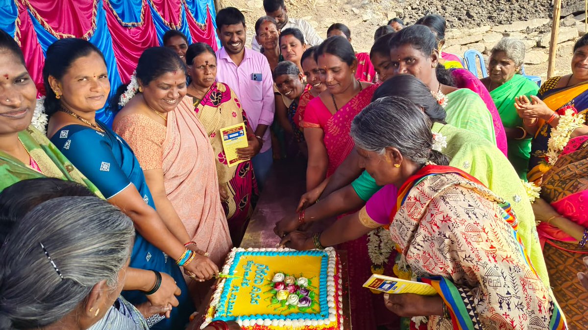 MgnregsChn's tweet photo. #ಮಹಾತ್ಮ_ಗಾಂಧಿ_ನರೇಗಾ ಯೋಜನೆಯ #ನರೇಗಾ_ದಿವಾಸ ಕಾರ್ಯಕ್ರಮವನ್ನು  ಯಳಂದೂರು ತಾಲ್ಲೂಕಿನ ಕೆಸ್ತೂರು ಗ್ರಾಮ ಪಂಚಾಯಿತಿಯ ಚೆನ್ನ���್ಪನಕಟ್ಟೆಯಲ್ಲಿಂದು ಗ್ರಾಮ ಪಂಚಾಯಿತಿ ಮತ್ತು  #ಗ್ರಾಮೀಣ_ಕೂಲಿ_ಕಾರ್ಮಿಕ_ಸಂಘದ ವತಿಯಿಂದ  ಆಯೋಜಿಸಿರುವ ನರೇಗಾ ದಿವಾಸ
ಕಾರ್ಯ ಕ್ರಮವನ್ನು  ಸಹಾಯಕ ನಿರ್ದೇಶಕರು (ಗ್ರಾ.ಉ) ಕೇಕ್ ಕತ್ತರಿಸುವ ಮೂಲಕ ಉದ್ಘಾಟಿಸಿದರು. https://t.co/VedUbnaTP2