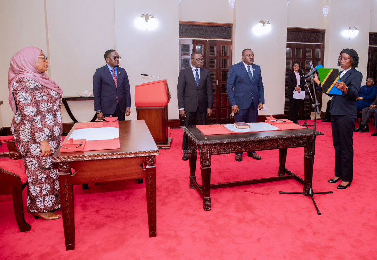 Rais wa Jamhuri ya Muungano wa Tanzania Mhe. Samia Suluhu Hassan akimuapisha Ndugu Doris Ntuli Kalasa kuwa Katibu Tawala wa Mkoa wa Iringa, kwenye hafla iliyofanyika Ikulu Chamwino tarehe 2 Februari, 2024 .