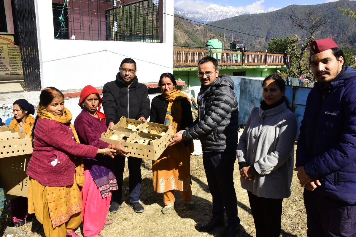 cdo_uttarkashi's tweet photo. शुक्रवार को भटवाड़ी ब्लाक के कोटियाल गांव पंचायत भवन में पशुपालन विभाग के तहत जिला योजनान्तर्गत एस०सी०पी० बैकयार्ड कुक्कुट योजना के अंन्तर्गत लाभार्थियों को निःशुल्क कुक्कुट चूजे वितरित किये l  जिसमें महिला स्वयं सहायता समूहों को प्राथमिकता दी गयी l https://t.co/CCtK4dvRJR