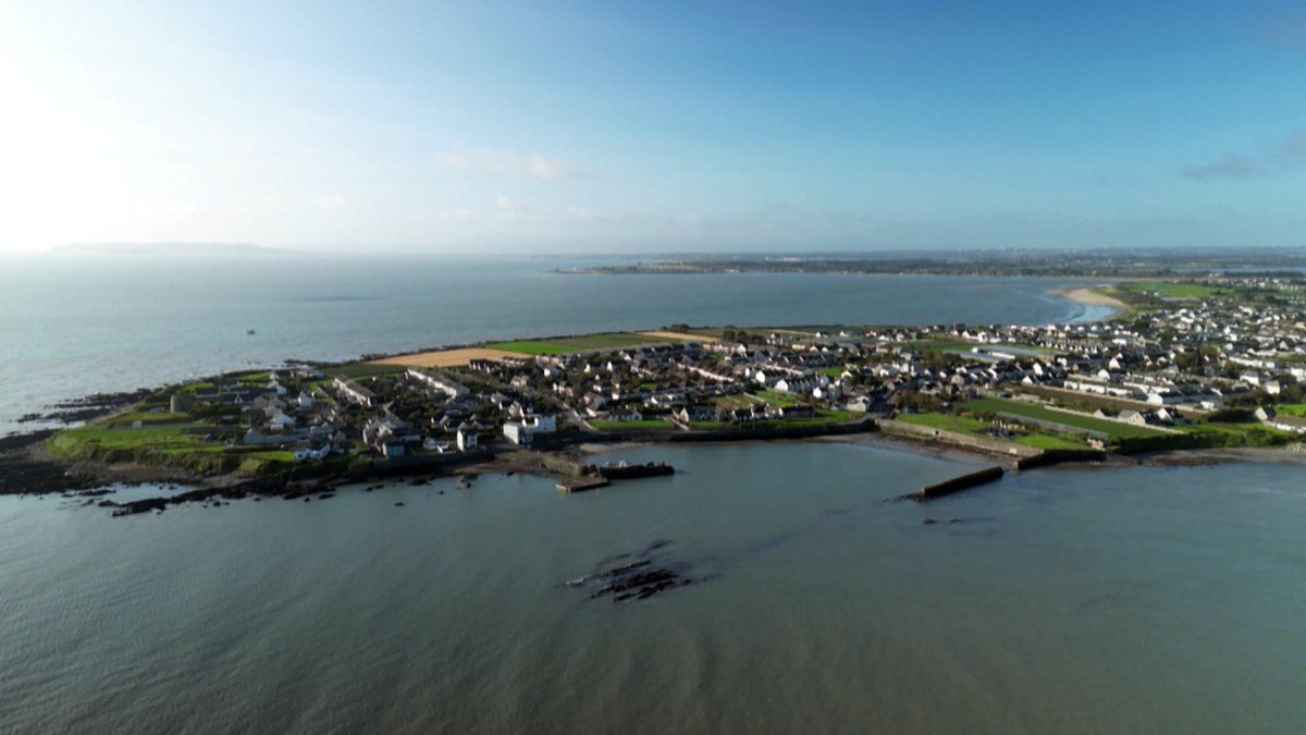 RTENationwide's tweet photo. We are off to Inis Mór Island in Co Galway where we meet a Waterford man who has discovered stone lifting, a part of our Irish heritage that was long forgotten on #RTENationwide Friday 2nd February @RTEOne 7pm @rte @galwaytweets @HistIreHedge @GalwayCoCo @WaterfordHour RT https://t.co/eyESEDQ4N3