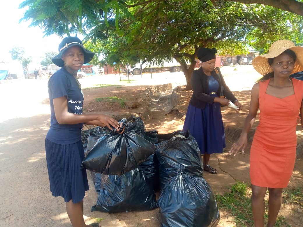 MatoboYouth's tweet photo. MYDI Team joins stakeholders for a clean up of Maphisa Growth Point Terminus.  #NationalCleanUpDay https://t.co/5VNQSI3JDZ