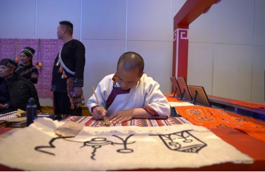 LijiangAmazing's tweet photo. Do you wanna get the #springcouplets written in #Naxi characters by the Dongba master from #Lijiang? It would be so different and cool to put up on your door. https://t.co/aUyCkKdXPI