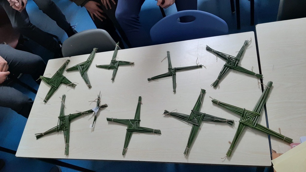 gaeilgekcs's tweet photo. Rinne ranganna Ms Aherne sa chéad, dara agus sa chúigiú bliain croiseanna Naomh Bríd as luchair chun Lá Fhéile Bríde a cheilliúradh ar an gcéad lá de mhí Feabhra 💚 https://t.co/vNQGoNLyCY