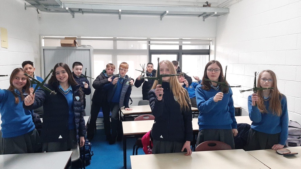 gaeilgekcs's tweet photo. Rinne ranganna Ms Aherne sa chéad, dara agus sa chúigiú bliain croiseanna Naomh Bríd as luchair chun Lá Fhéile Bríde a cheilliúradh ar an gcéad lá de mhí Feabhra 💚 https://t.co/vNQGoNLyCY