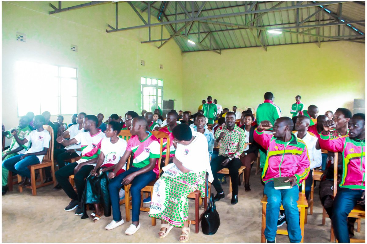 CnddFddButanyer's tweet photo. Avuye muri #Ajadebu, #Bosco_Ndayishimiye yagirishije inama n'Indongozi z'abakenyereragamba n'imbonerakure zo mu mazone ya Komine #Kirundo aho bayaze Ibikorwa bigiye kurangurwa mu mazone no ku mitumba mu kwiteza imbere: gutera ivoka no Kworora inkwavu.
@CnddFdd
@R_Ndikuriyo https://t.co/xt7FtJjBZn