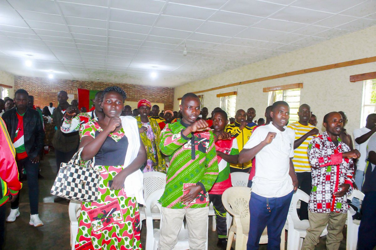 CnddFddButanyer's tweet photo. Avuye muri #Ajadebu, #Bosco_Ndayishimiye yagirishije inama n'Indongozi z'abakenyereragamba n'imbonerakure zo mu mazone ya Komine #Kirundo aho bayaze Ibikorwa bigiye kurangurwa mu mazone no ku mitumba mu kwiteza imbere: gutera ivoka no Kworora inkwavu.
@CnddFdd
@R_Ndikuriyo https://t.co/xt7FtJjBZn