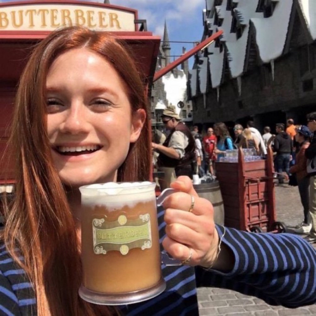 TheDailyHPotter's tweet photo. Ginny drinking Butterbeer makes everyone’s timeline better 🍺 https://t.co/U72I50QQRd