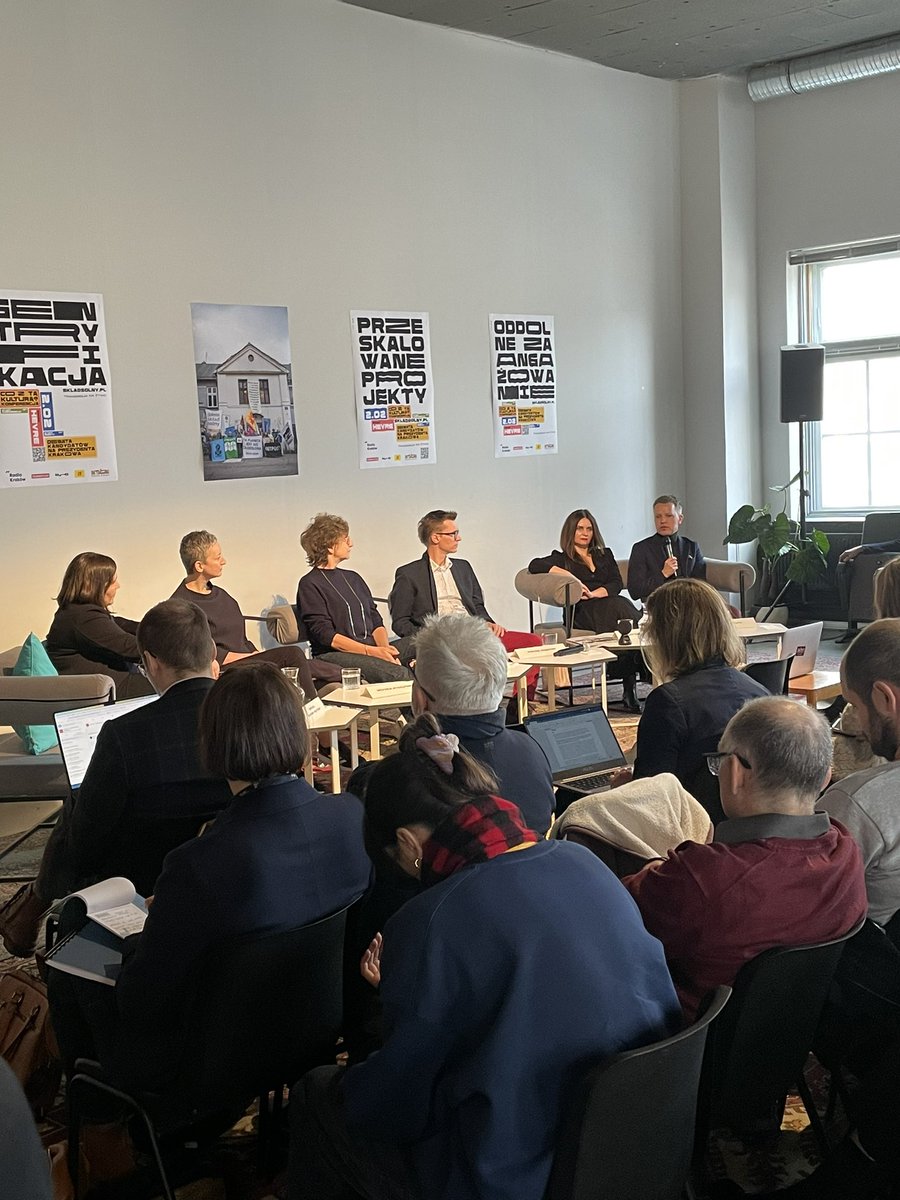 BuszekArtur's tweet photo. Co z tą kulturą? Trwa właśnie pierwszy panel dot. architektury kultury w #hevre na krakowskim Kazimierzu. https://t.co/5L5YNzHgpR