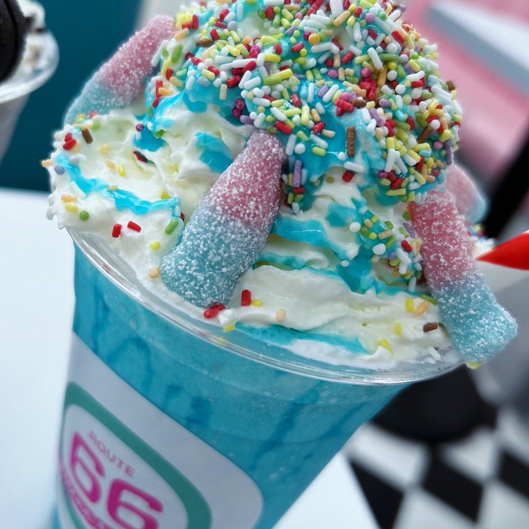 Happy #nationalbubblegumday 🫧 our bubblegum milkshake is the perfect way to celebrate (it even turns your tongue blue 😝💙) #blue #bubblegum #milkshake