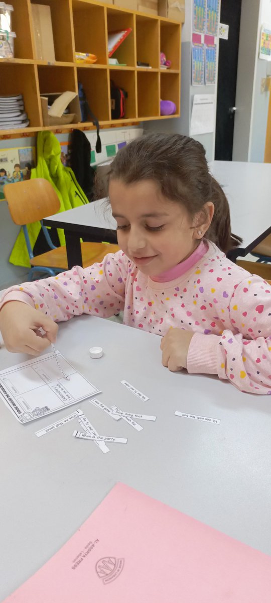 ghinahosna's tweet image. Recognizing the different kinds of sentences through cooperative learning with enthusiasm #cooperativelearning #cut_and_paste @Hhhsinfo @TawilNoor @HalaAlKotob