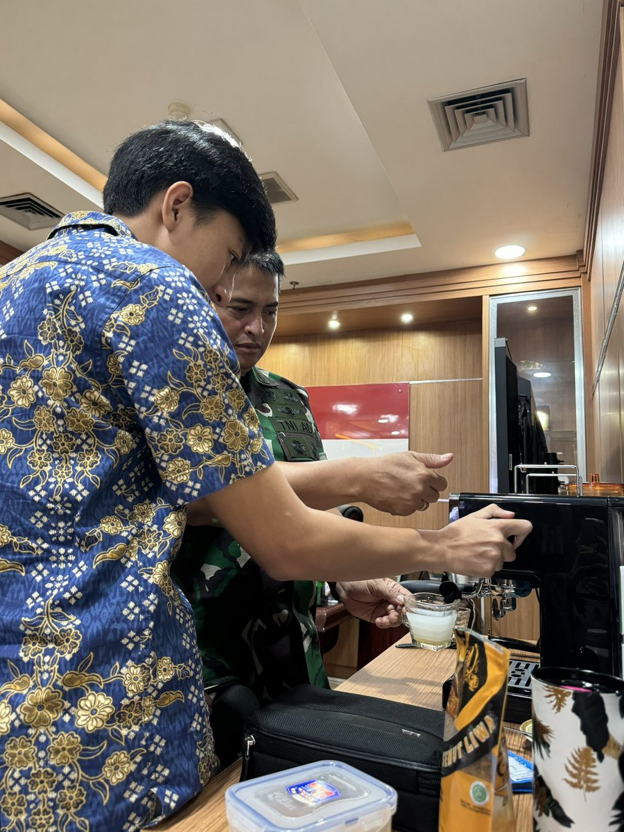 toromhrn's tweet photo. kl gak nelpon, bikinin ak kopi deng🤣🫶🏻 https://t.co/ZIDIMEEFoN