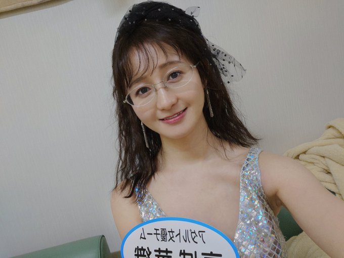 TBSの金曜ドラマ『不適切にもほどがある！』第3話に星空、ちょこっと出てたりします🥳 同じ事務所のあずにゃんとるーちゃんと一緒でした🫶🫶  2/9の放送でよかったら探してみてね🫣  この時の星空、カラコンしてなくて視力悪いので撮影以外はずっと眼鏡してました👓🤏゛  チョメチョメ～～！！